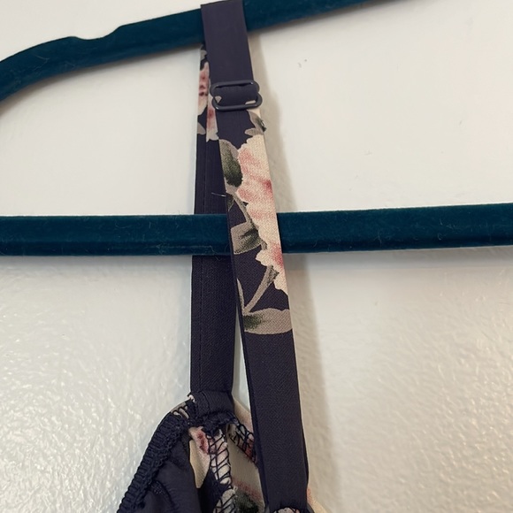 Gorgeous Deep V-Front Floral Top - Picture 5 of 6